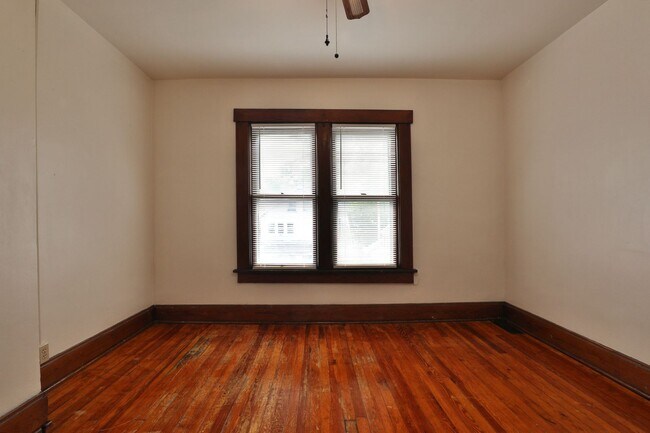 Building Photo - 4 Bedroom North Campus Newly Remodeled House with 2 Decks and Patio