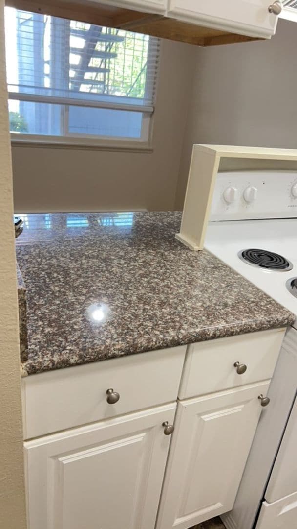 Building Photo - (858) Foxfire Apartments - 2 Bedroom / 1 Bathroom - Updated