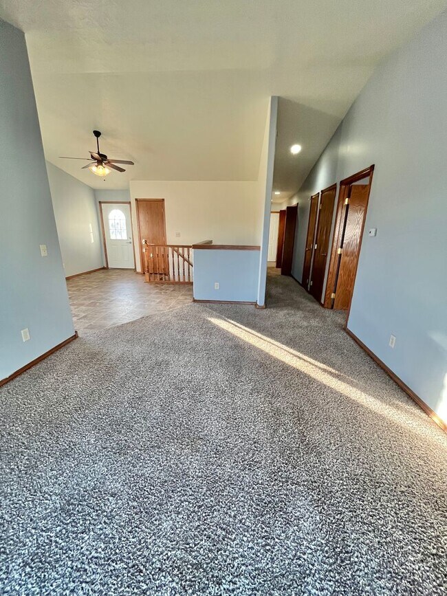 Building Photo - Spacious 4 Bed/3 Bath Twinhome in Brandon!
