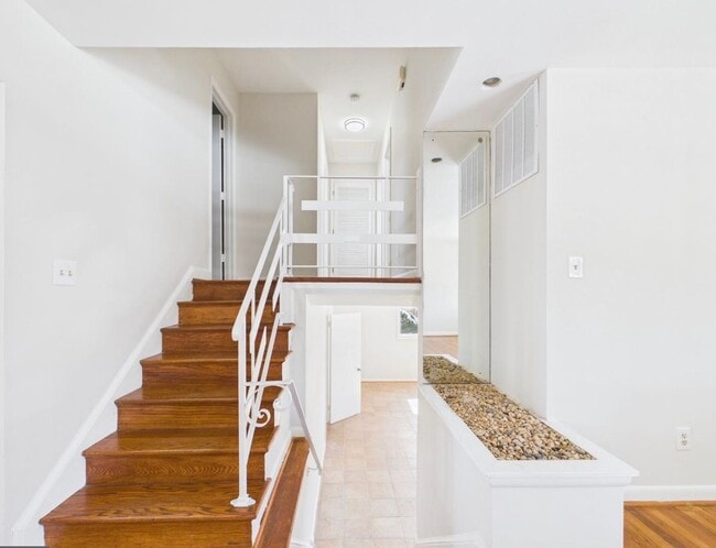 Building Photo - READY TO GO! 4 bed + 3.5 Baths - FRESH and ready