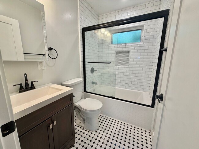 Building Photo - Charming El Segundo Bungalow w/ In-Unit Laundry & Huge Backyard!