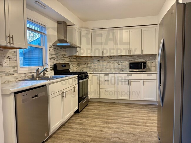 Building Photo - 4Bed/2Bath/1-Acre - A Private Oasis and a Touch of Luxury