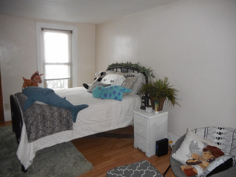 Building Photo - 102 5th St