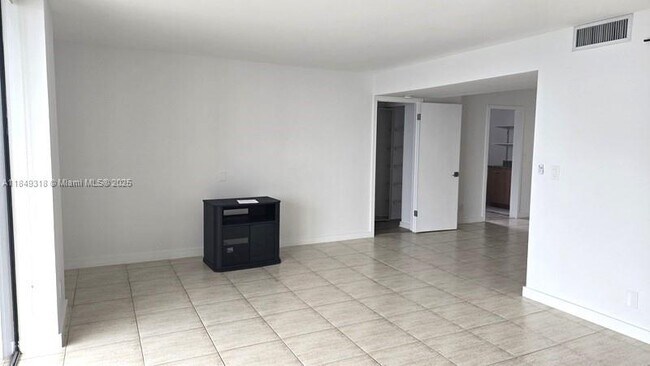 Building Photo - 18181 NE 31st Ct