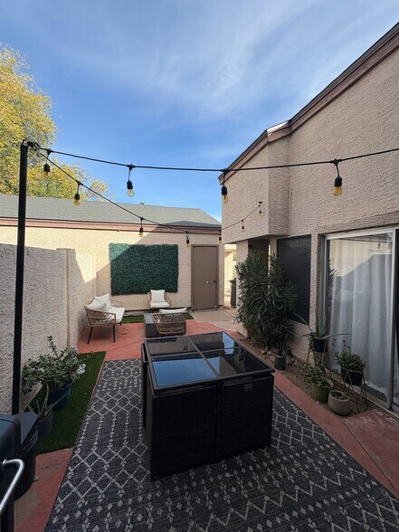 Patio connecting kitchen and living room - 3315 E Kelton Ln