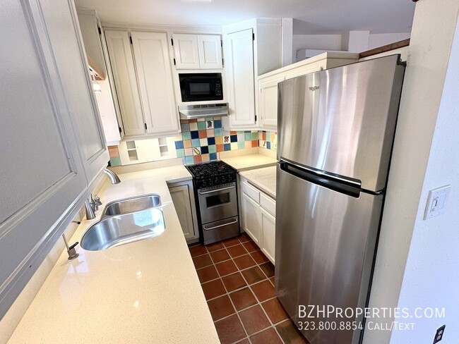 Building Photo - Charming 2Bed 2bath In Hollywood Hills