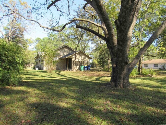 Building Photo - 405 E Main St
