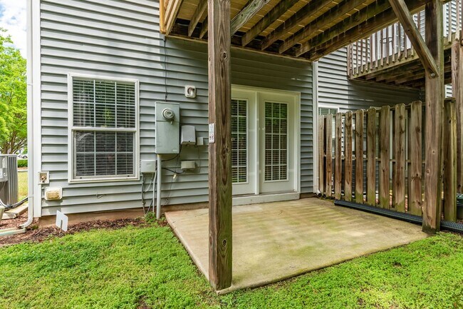 Building Photo - End-unit 2 Bedroom Townhome