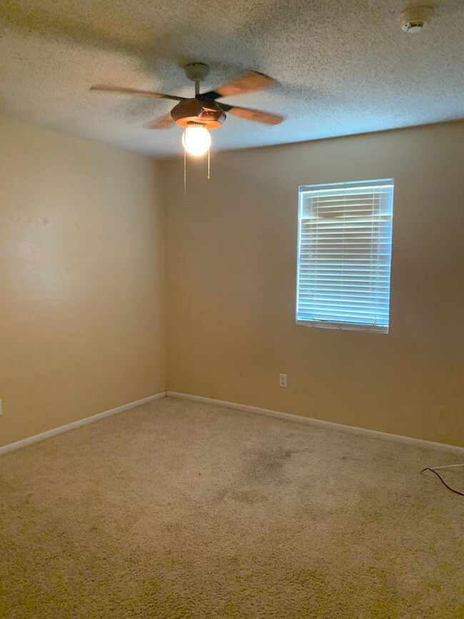 Building Photo - Spacious 3 bdrm 2 bath close to Ft. Hood &...