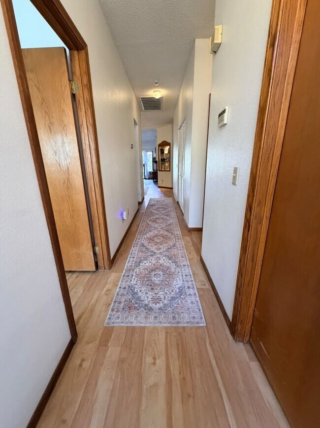 Building Photo - 7904 Shelter Island Way