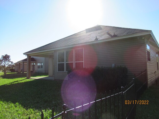 Building Photo - Lexington Park Beauty  3/2 with Water View