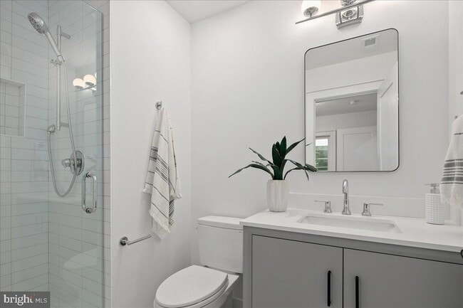 Building Photo - 909 N Irving St