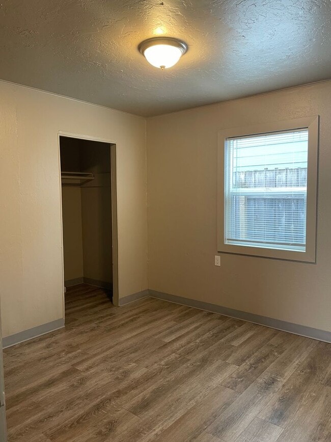 Building Photo - 1 Bedroom Apartment!