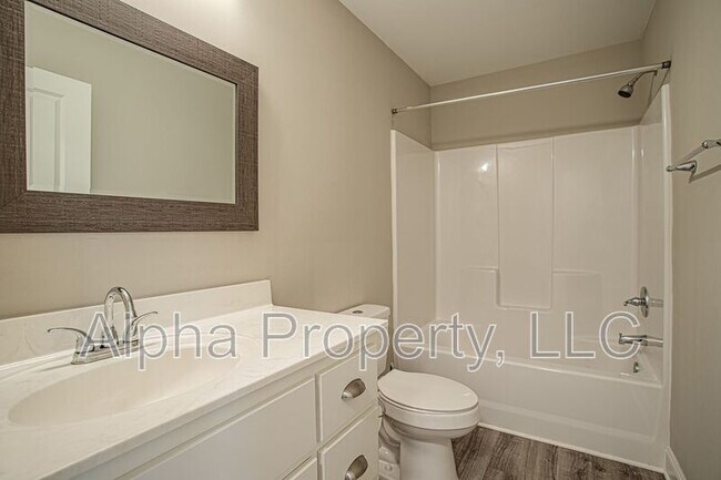 Building Photo - 830 Chartwell Dr