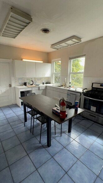 Building Photo - 1000 Memorial Dr