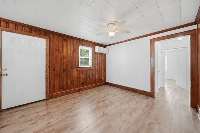 Building Photo - Charming 2BR Ranch with Spacious Yard & Ample Parking