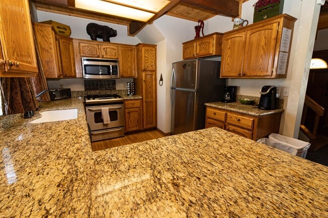 Building Photo - Spacious Three Bedroom located in Moonridge