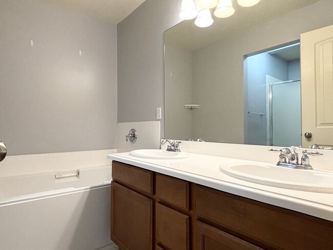 Building Photo - Lovely Townhome at Cottages on Ninth!