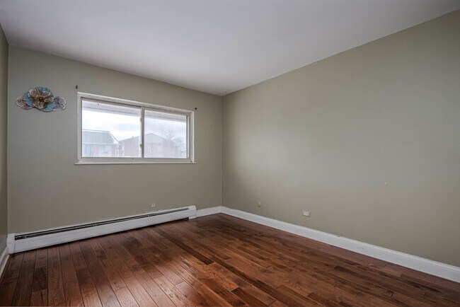 Building Photo - 685 E Fullerton Ave