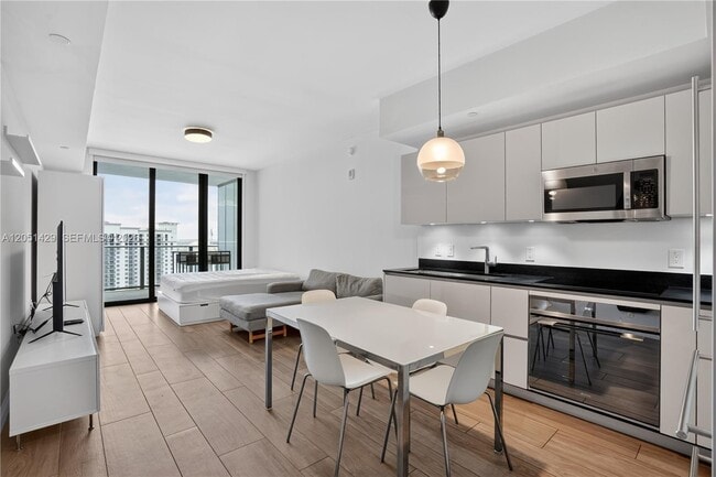 Building Photo - 1010 Brickell Ave