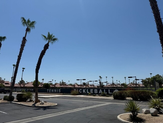 Building Photo - Woodhaven CC - Unfurnished 3br - Long Term