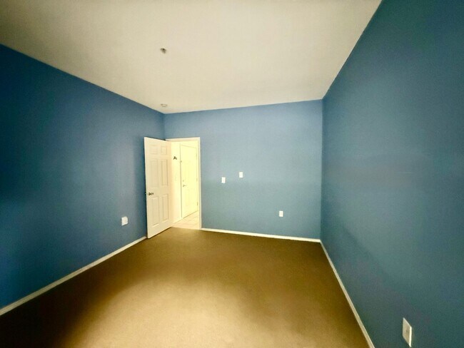 Building Photo - Bokara By The Lake Condo - Renton