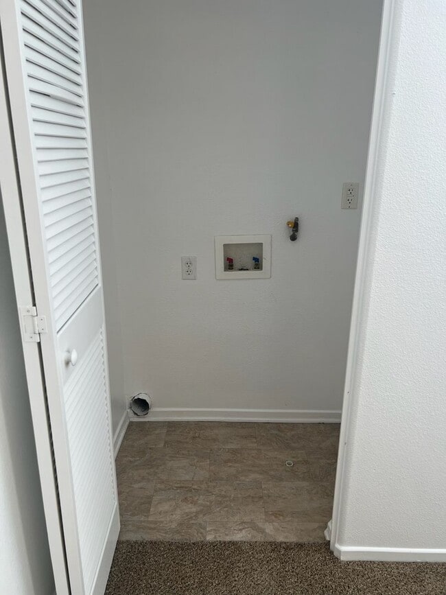 Building Photo - Luxurious 3 bedroom, 2.5 bath townhome, AC...