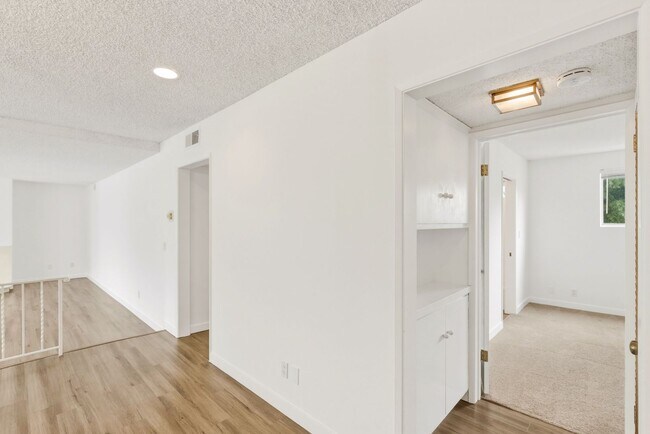 Building Photo - HUGE 2 bed 2 bath in Prime Santa Monica!