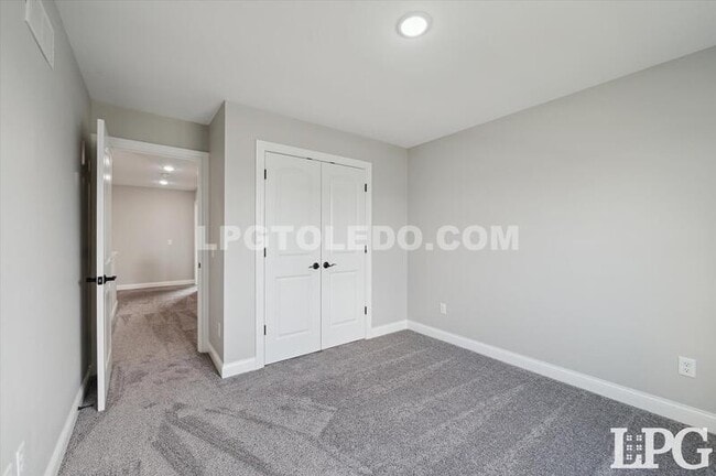 Building Photo - 1038 Stoneleigh Rd