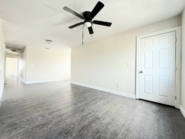 Building Photo - 846 W 55th St