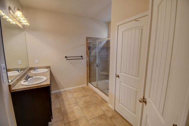 Building Photo - Beautiful Single Story ------3 Bedroom 2 B...