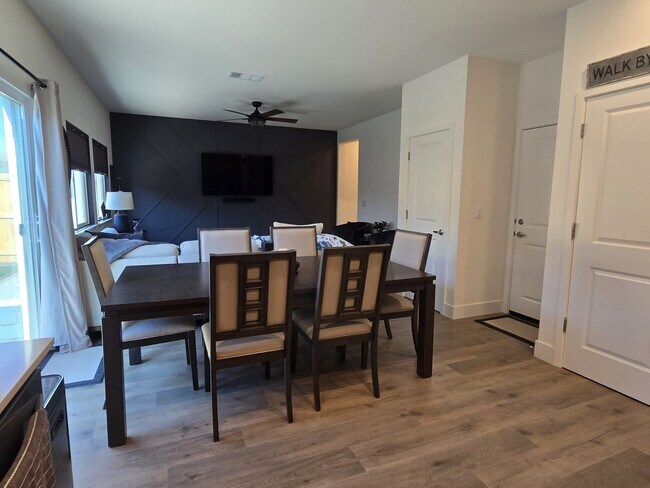 Building Photo - Newer 2 story home in Stonebrook Village- ...