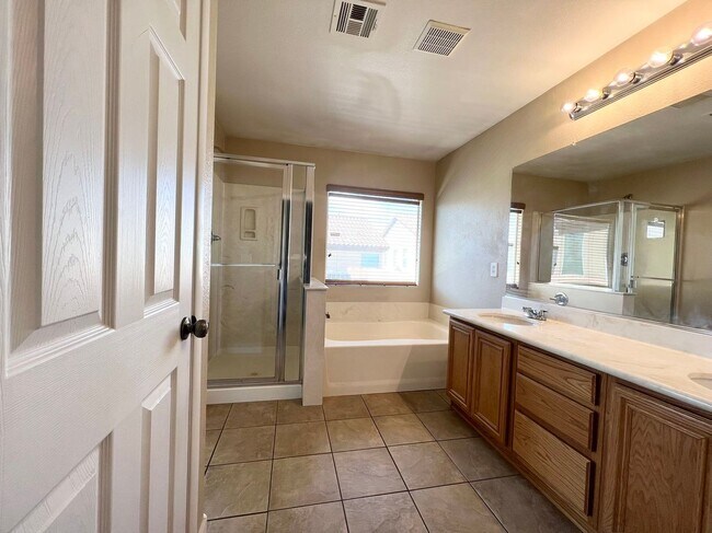 Building Photo - Beautiful 4-bedroom, 2.5-bathroom house