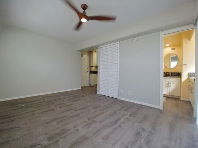 Building Photo - For Rent | Full Sized Studio, 1 Bathroom with City Views