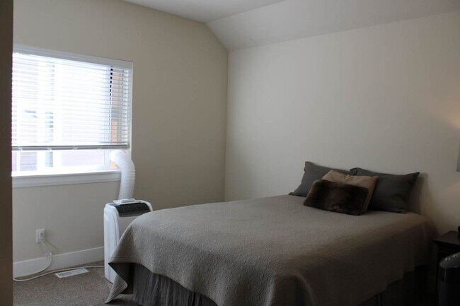 Building Photo - Spacious Luxury Home in Gated Community Ne...