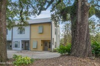 Building Photo - 701 W Taft St