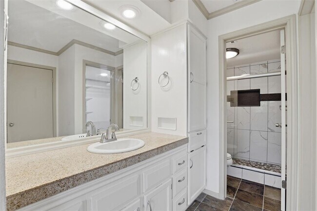 Building Photo - 8888 Tallwood Dr