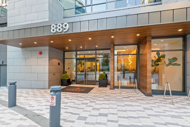 Building Photo - Luxury Executive Condo w/AC in the Heart o...