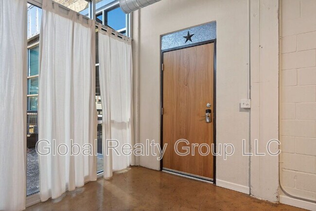 Building Photo - 1339 S Flores St