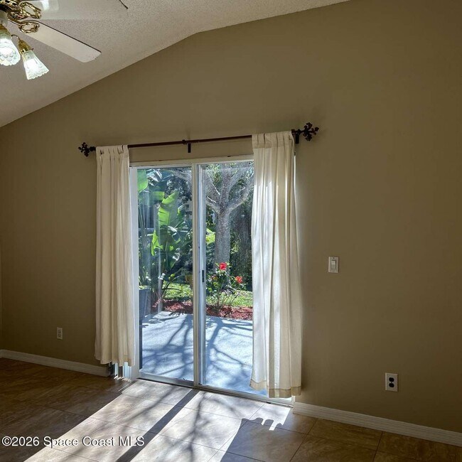 Building Photo - 1281 Rock Springs Dr