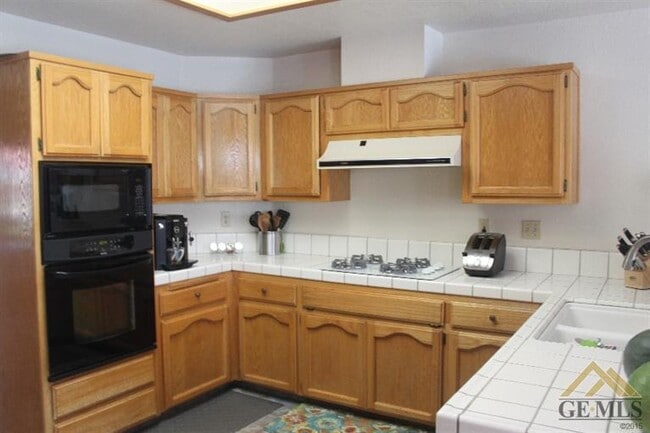 Building Photo - Spacious 4 Bedroom / 2 Bathroom House in T...
