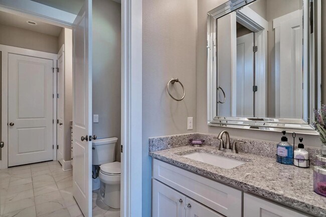 Building Photo - 989 Forest Shore Dr