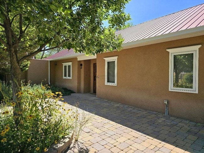 Building Photo - 133 Valley Dr