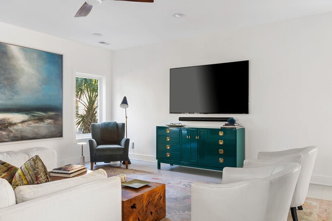 Building Photo - 508 E Huron Ave