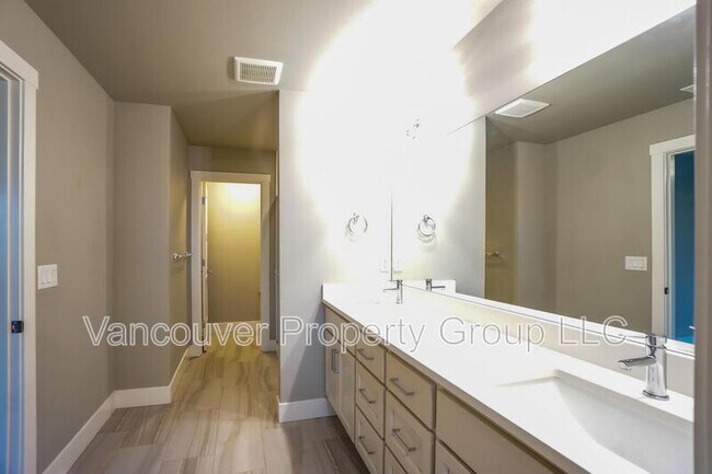 Building Photo - 11805 NE 108th St