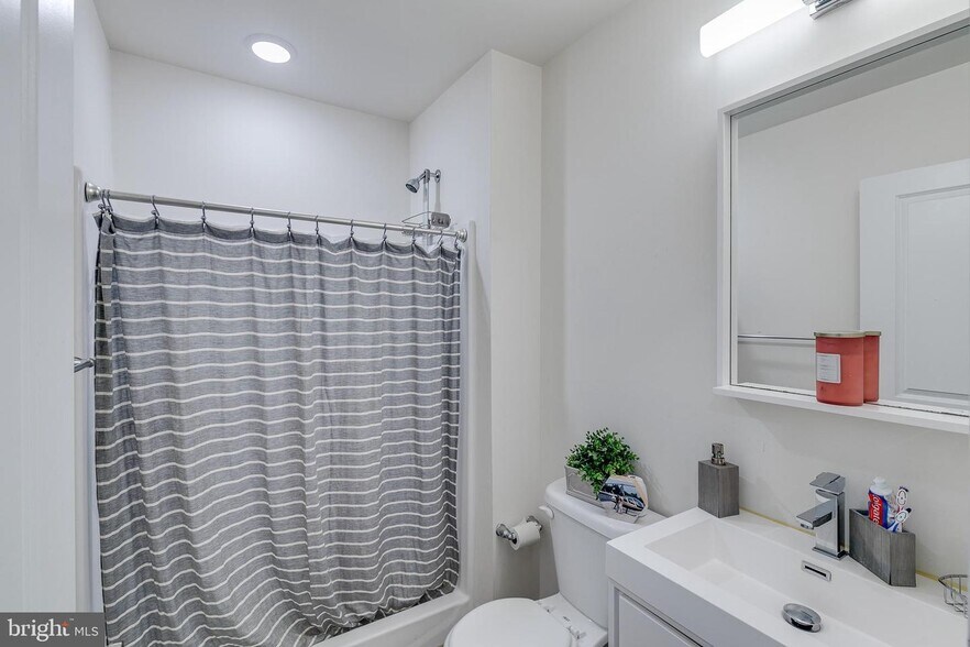 Building Photo - 707 N 40th St