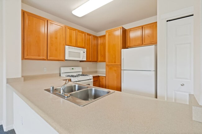 Building Photo - 5201 Laguna Oaks Dr