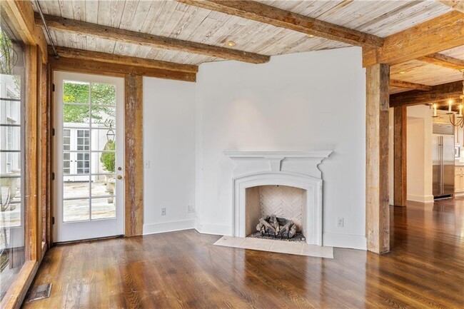 Building Photo - 2485 W Wesley Rd NW