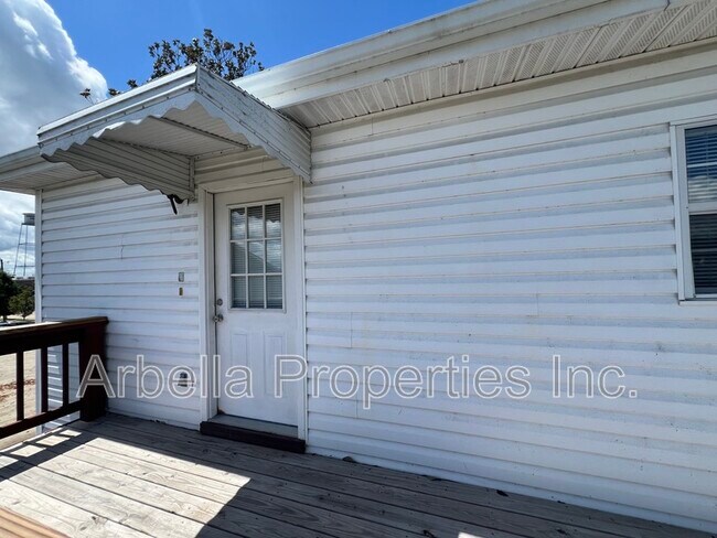 Primary Photo - 649 Arch St