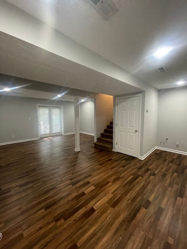 Building Photo - 3 bed, 2 bath, 2 car garage home w/ finished basement/bonus room in West Knox